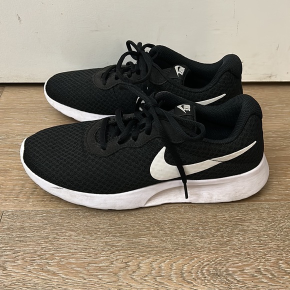Nike womens running sneakers Tanjun size 8 - Picture 2 of 6